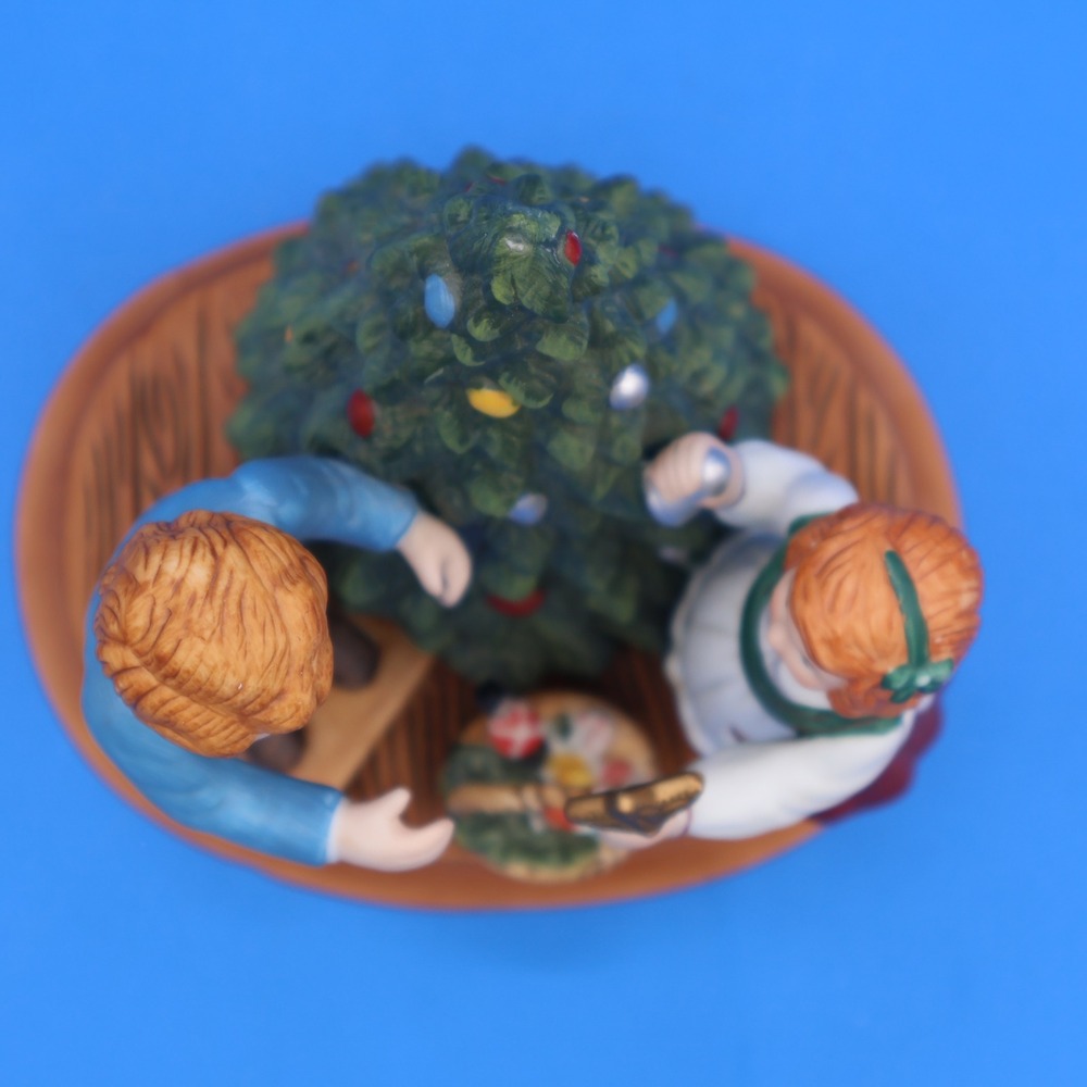 Avon Christmas Memories Second Edition 1982 Children Decorating Tree‎ Figurine - Picture 5 of 6
